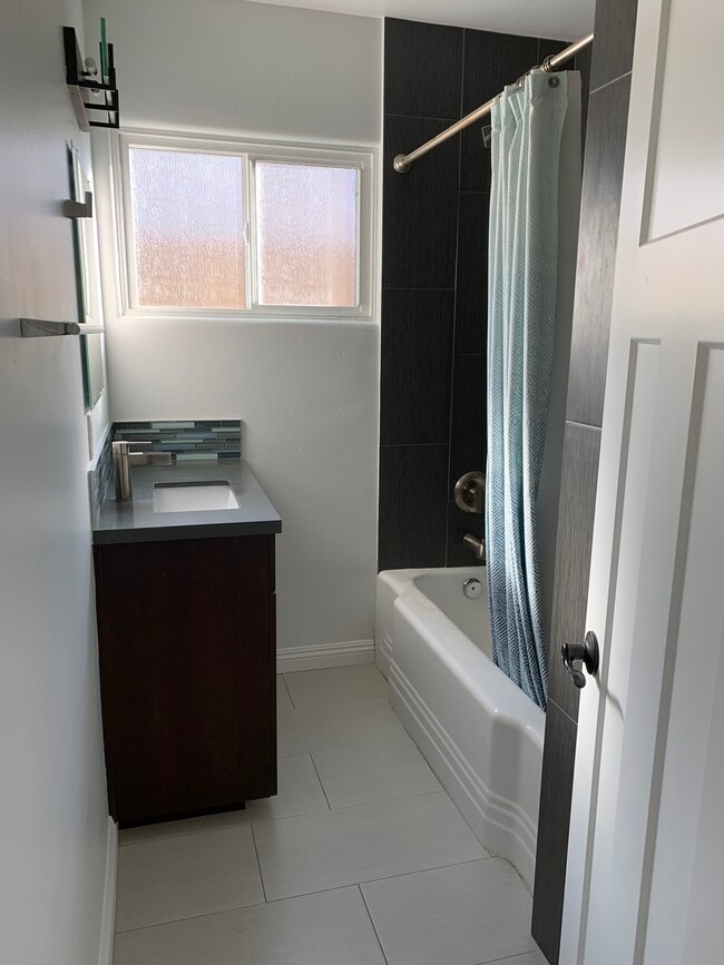 Second Bath - 309 E 9th Ave