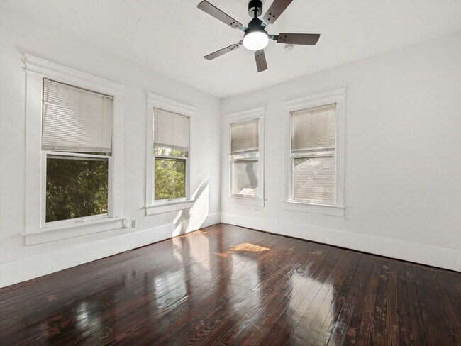 Building Photo - "Charming 4-Bedroom Home with 2 Full Baths in Vibrant Dallas Neighborhood!"