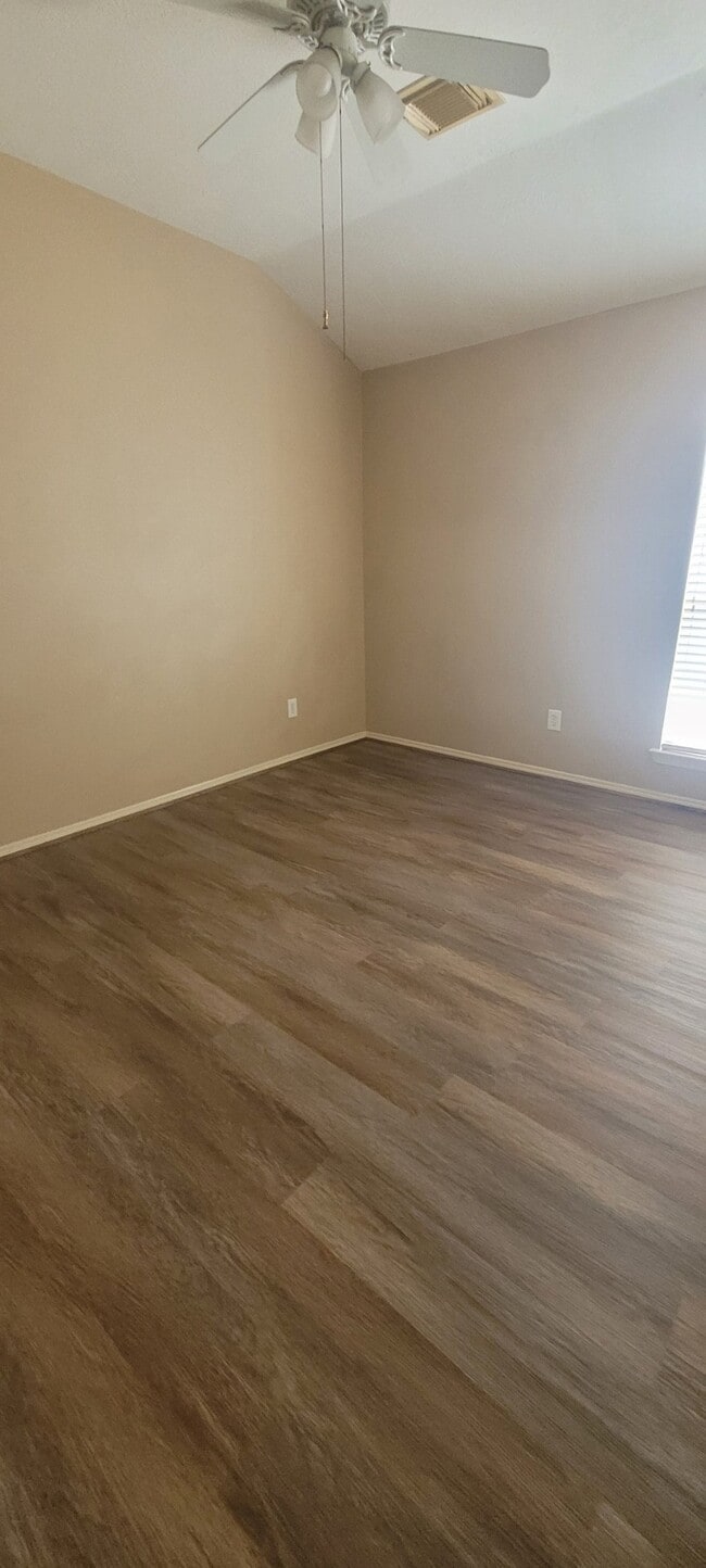 Building Photo - 15334 Baxter Ave