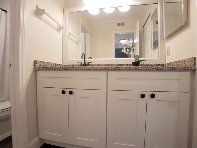 Building Photo - FOR RENT! Fabulous Full Remodeled 1/1 Wint...