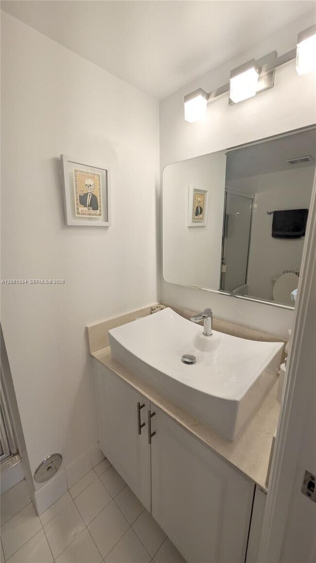 Building Photo - 1155 Brickell Bay Dr