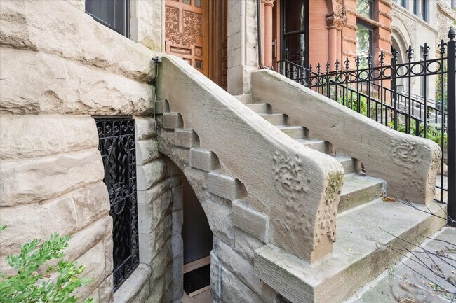 Building Photo - 1318 N Astor St