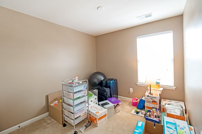 Building Photo - Beautiful 4-Bed, 3.5-Bath End Unit Townhom...