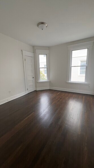 Building Photo - 879 Elm St