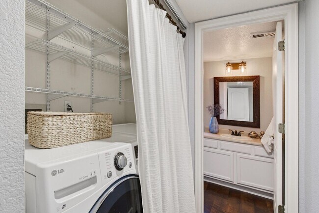 Building Photo - Updated 4bed in Parker!