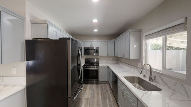 Building Photo - 4BR / 2BA on East Falls w/ Driveway Parking!