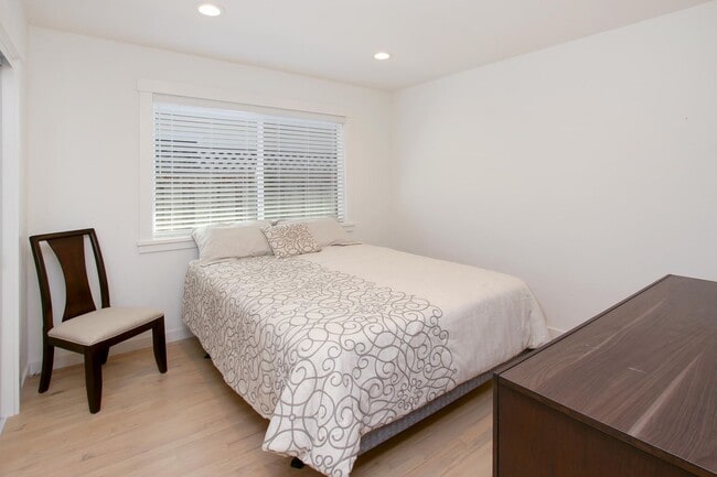 Building Photo - Charming Jewel Box Home Just Minutes from ...