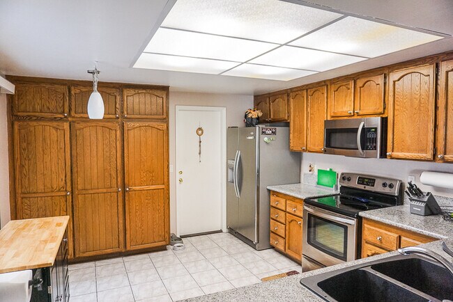 Building Photo - Beautiful 3 bed 2.5 bath Townhome in Orange