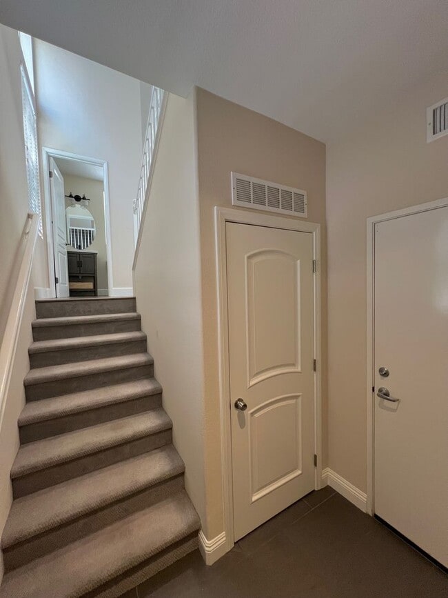 Building Photo - Spacious 1 Bedroom 1 1/2 Bathroom Townhome...