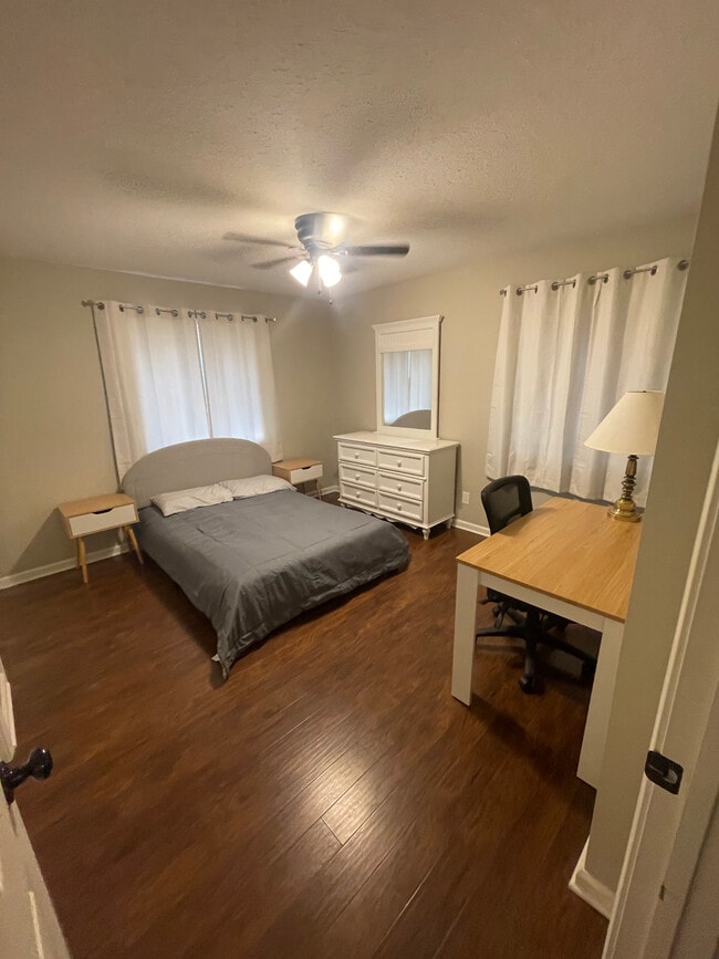 Building Photo - 3412 Camellia Cir