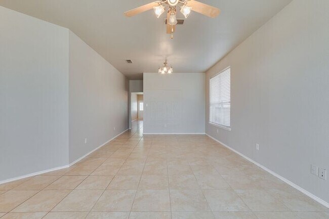 Building Photo - 4 Bedroom/2 Bathroom HOME FOR LEASE! Just ...
