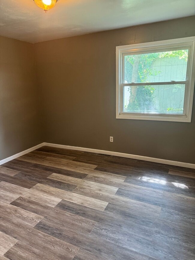 Building Photo - 2 Bedroom | 1 bath - Remodeled Unit Located in Springfield!