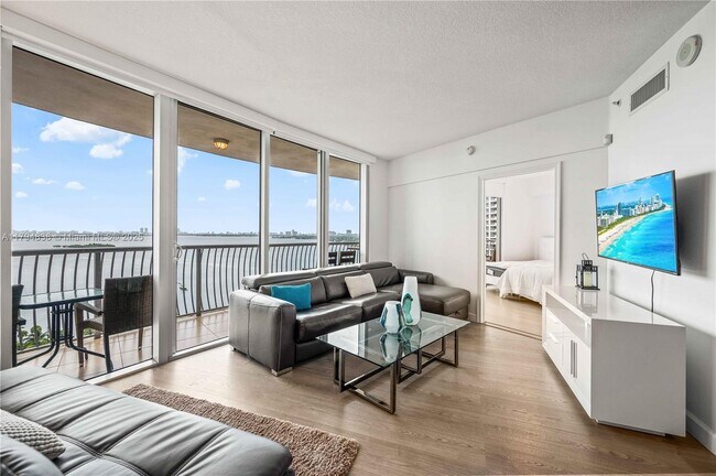Building Photo - 1750 N Bayshore Dr