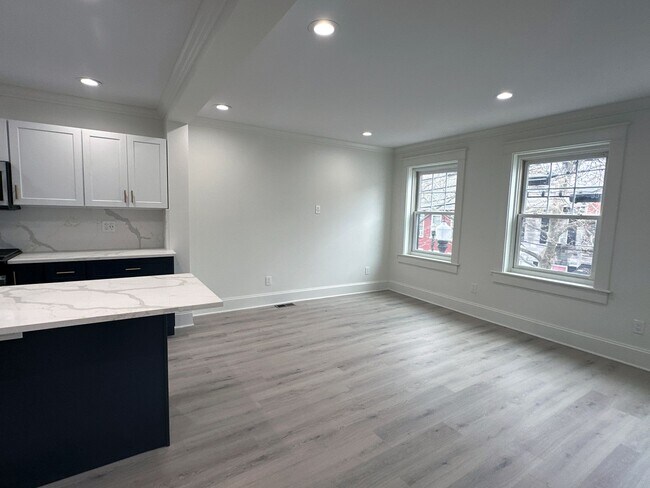 Building Photo - 528 Manor St