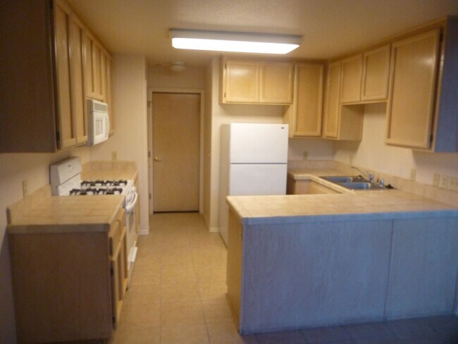 Building Photo - 3BR/3BA Townhouse Near Waller Park, just a...