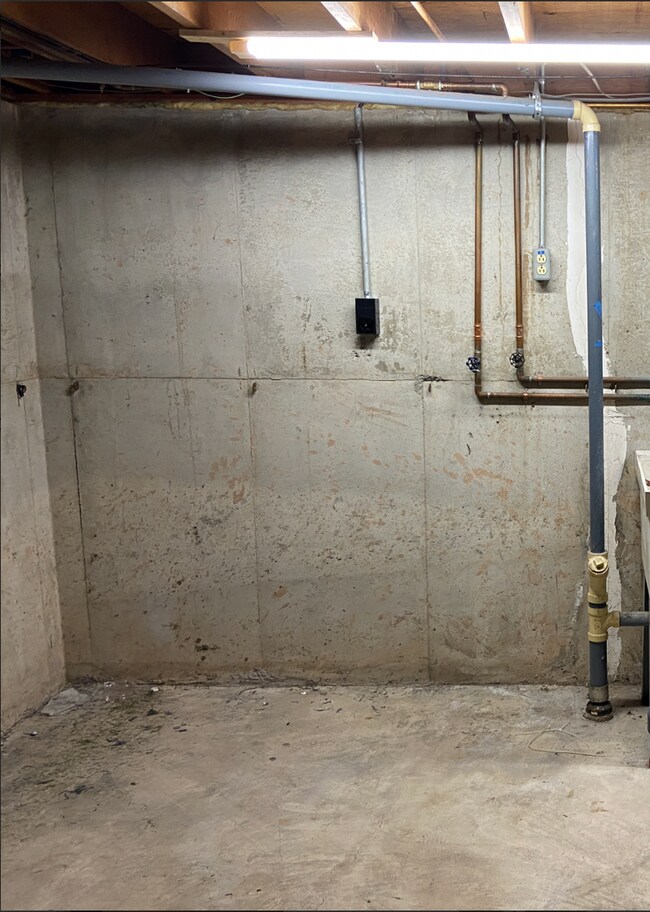 Building Photo - 425 St Lawrence Ave