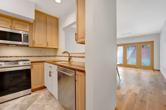 Building Photo - 711 S Ashland Ave