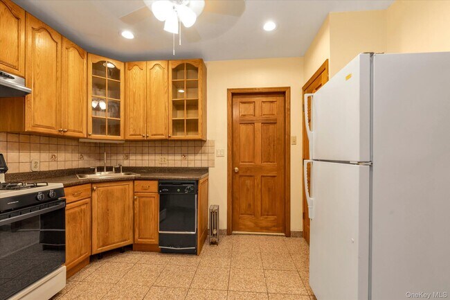 Building Photo - 71-39 Nansen St