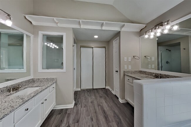 Building Photo - 1021 Glenview Dr