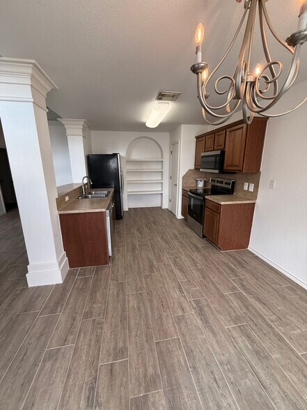 Building Photo - 3806 Los Arroyos Dr