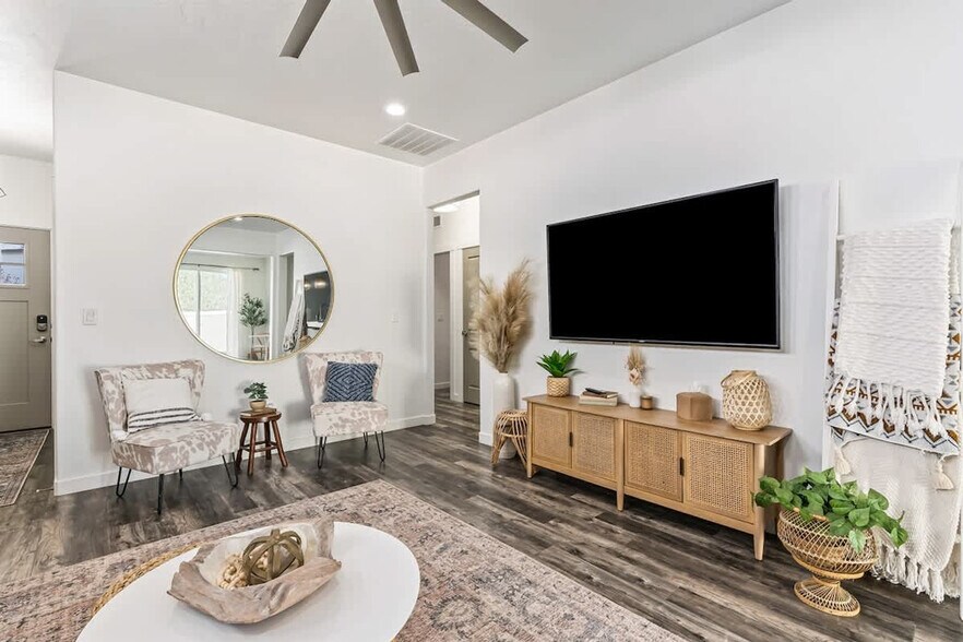 Building Photo - 2084 W Bella Ln