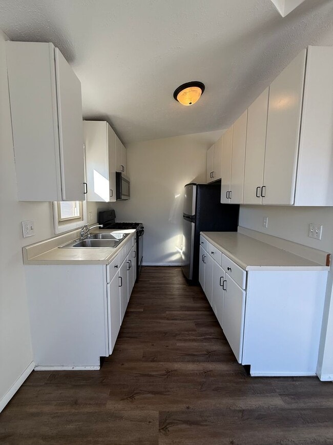 Building Photo - Incredible Large 4 Bedroom House!