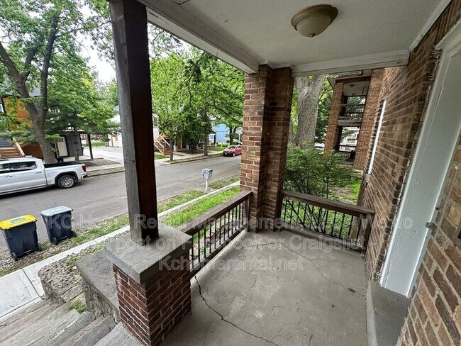 Building Photo - 1110 W 41st Terrace