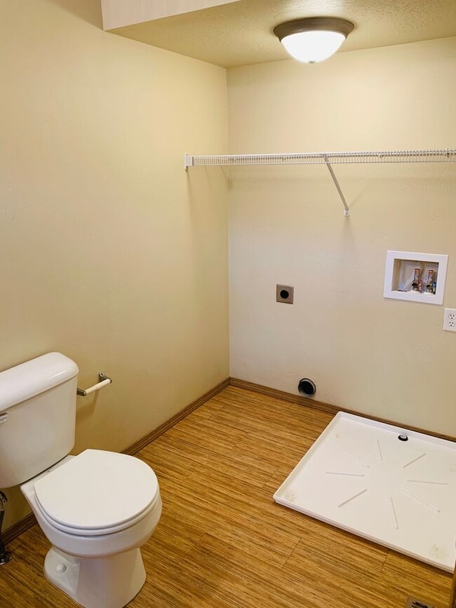 Building Photo - Amazing 3 Bed 2 Bath - Townhouse