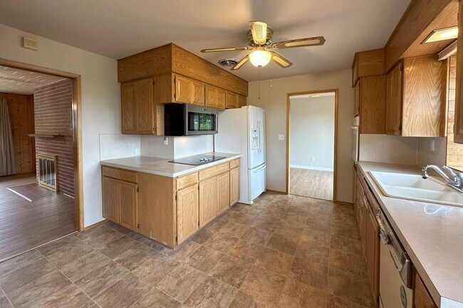 Building Photo - 3 bd Rambler in View Ridge Neighborhood