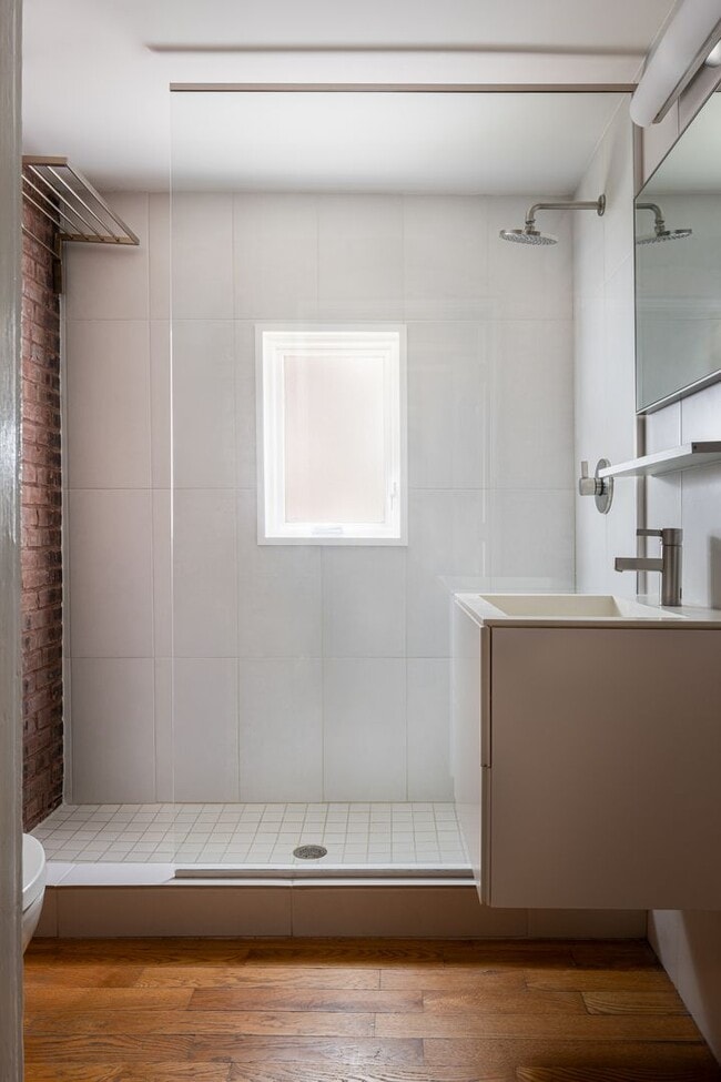 Building Photo - Stunning Union Hill Brownstone with Modern...