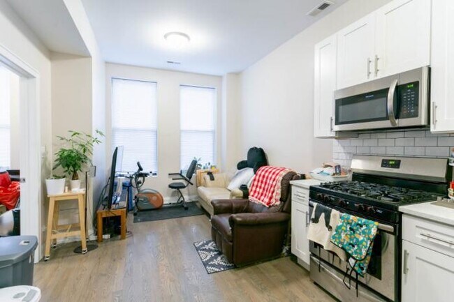 Building Photo - 3 bedroom in CHICAGO IL 60608