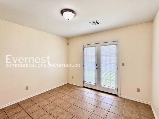 Building Photo - 4 Bed/2 Bath Home with Fenced Yard & Garage / Pet-Friendly / Available Now!