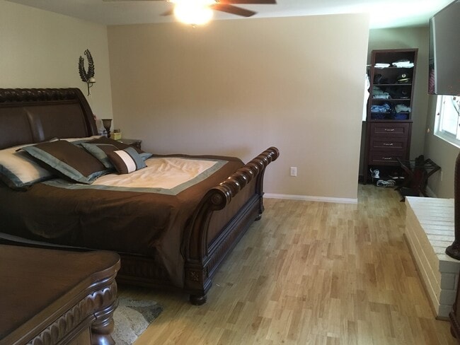 Building Photo - 3 Bedroom Condo - End Unit For Lease