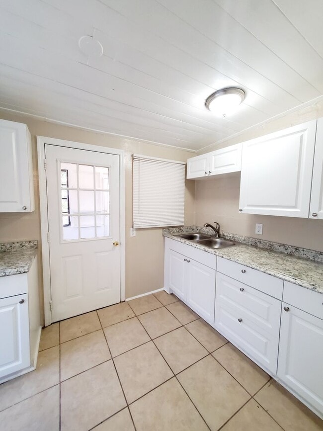 Building Photo - 2 Bedroom, 1 Bathroom Home for Rent in Plant City!