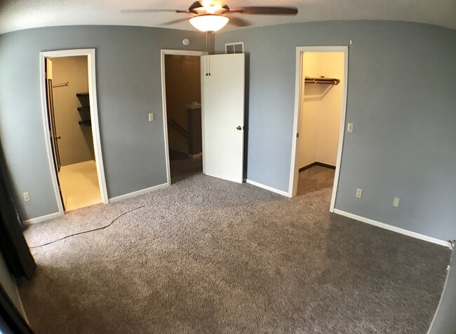 Building Photo - {1423} Olathe Townhome + 3Bed/2.5Bath + Fe...