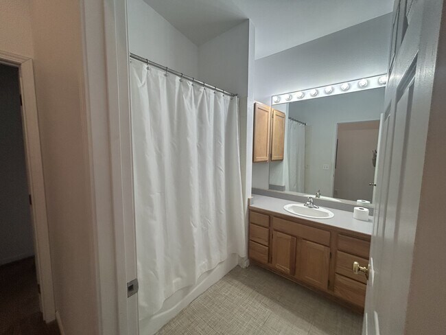 Building Photo - 15 Fairway Dr