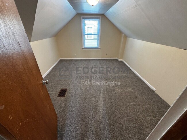 Building Photo - 901 Cricklewood St SW