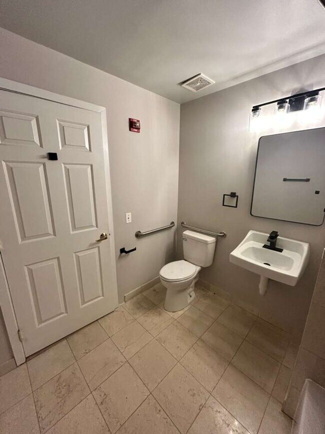 Building Photo - Live the Manayunk lifestyle you’ve been dreaming about — steps from Main Street, minutes from Cen...