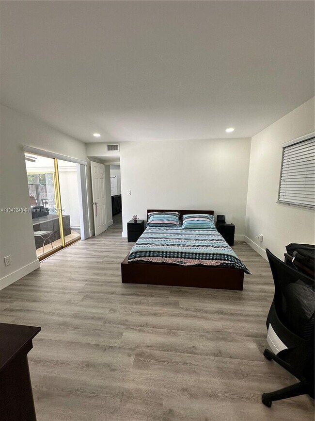 Building Photo - 3 bedroom in Hollywood FL 33021