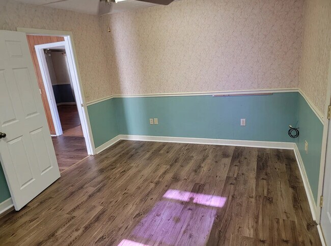 Building Photo - Spacious 3 bedroom without plenty of yard ...