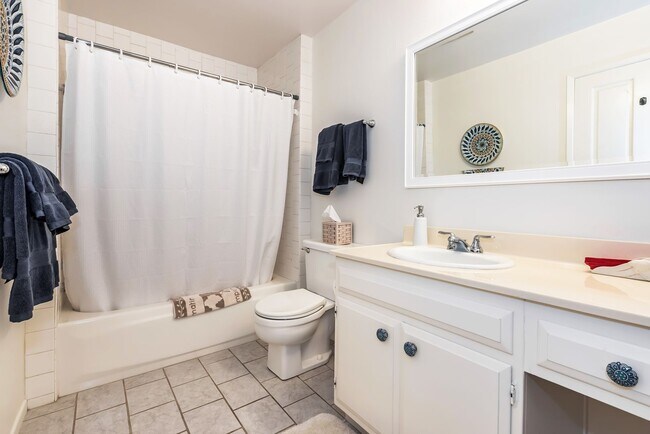 Building Photo - Unfurnished Spacious Montecito Shores 1700...