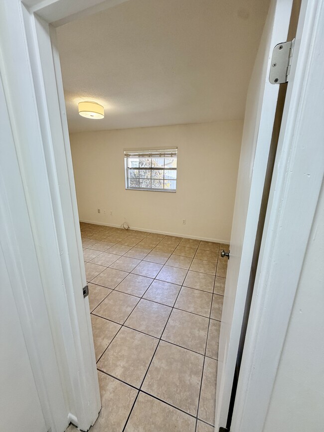 Building Photo - 912 La Salle Ave