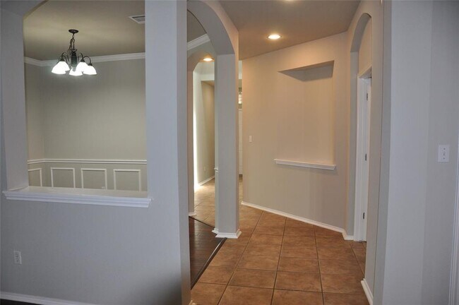 Building Photo - 507 Las Colinas Dr