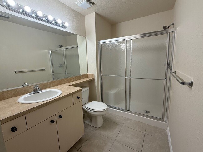 Building Photo - 2 Bedroom/2 Bathroom Apartment