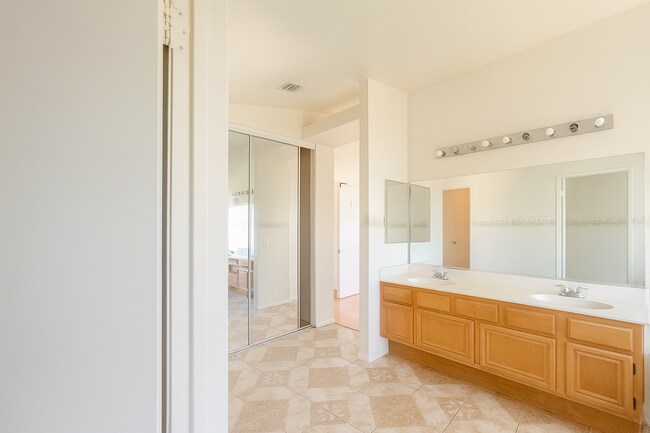 Building Photo - 5625 Churchill Ct