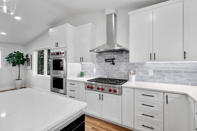 Building Photo - "Luxurious 6-Bed, 6-Bath Arlington Retreat...