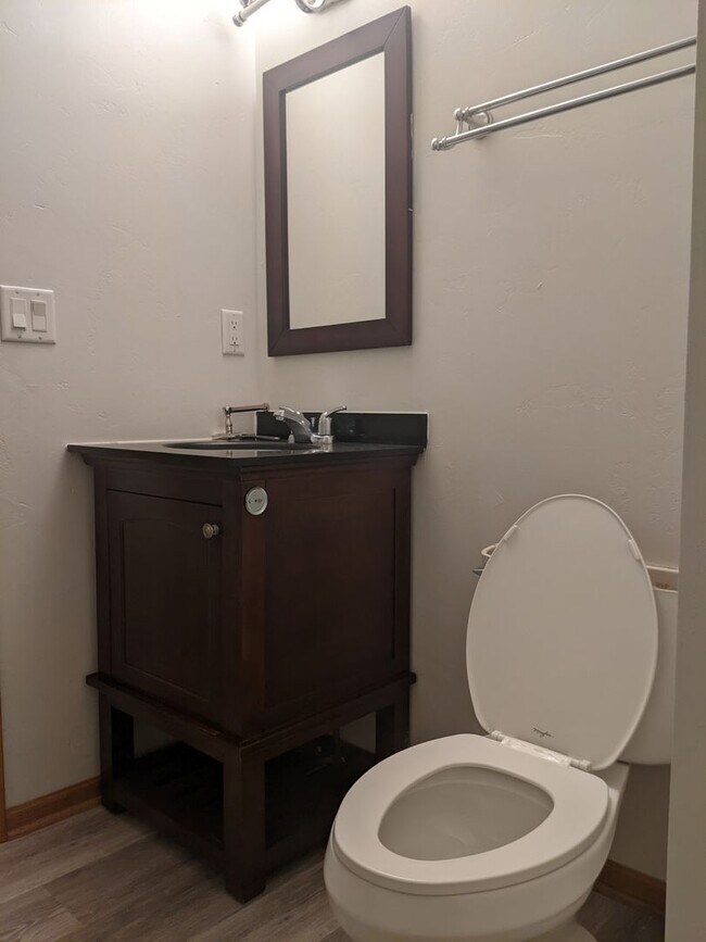 Building Photo - Welcome Home to this Grand Chute Condo!