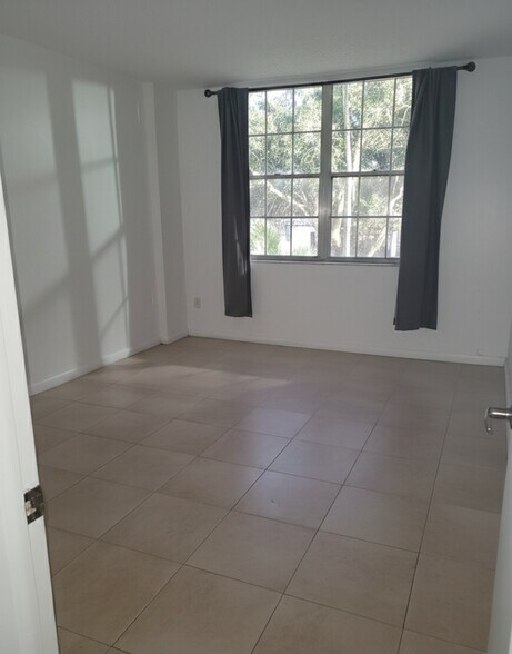 Building Photo - 13455 NE 10th Ave