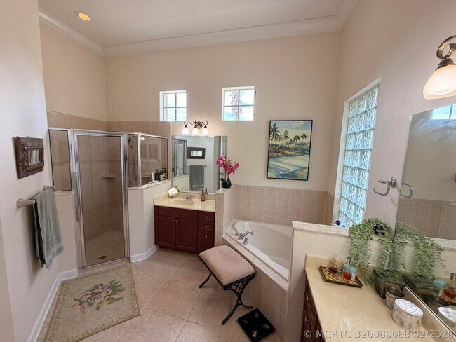 Building Photo - 403 NW Lyndhurst Ct