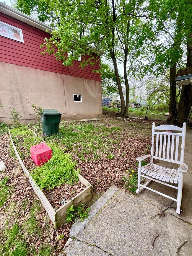Building Photo - 2 Bedroom Single-Family Home in Bellefonte – Available August 1